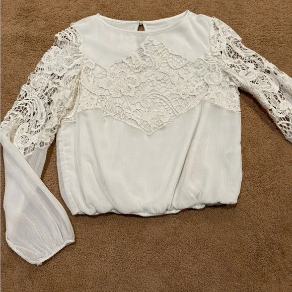 Alice + Olivia | Jenelle Long-Sleeve Lace-Trim Plisse Blouse - Picture 3 of 5